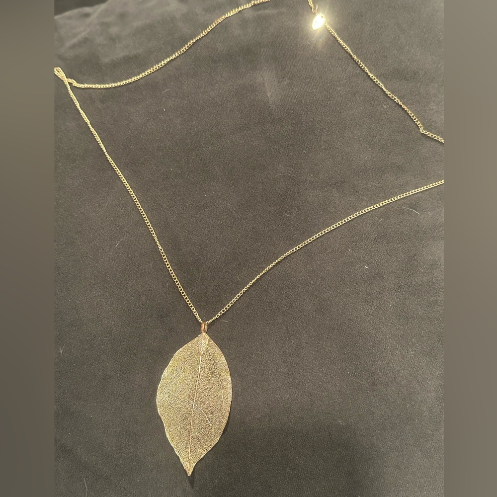 Gold Leaf Pendant Necklace with Intricate Vein Details - Picture 3 of 3